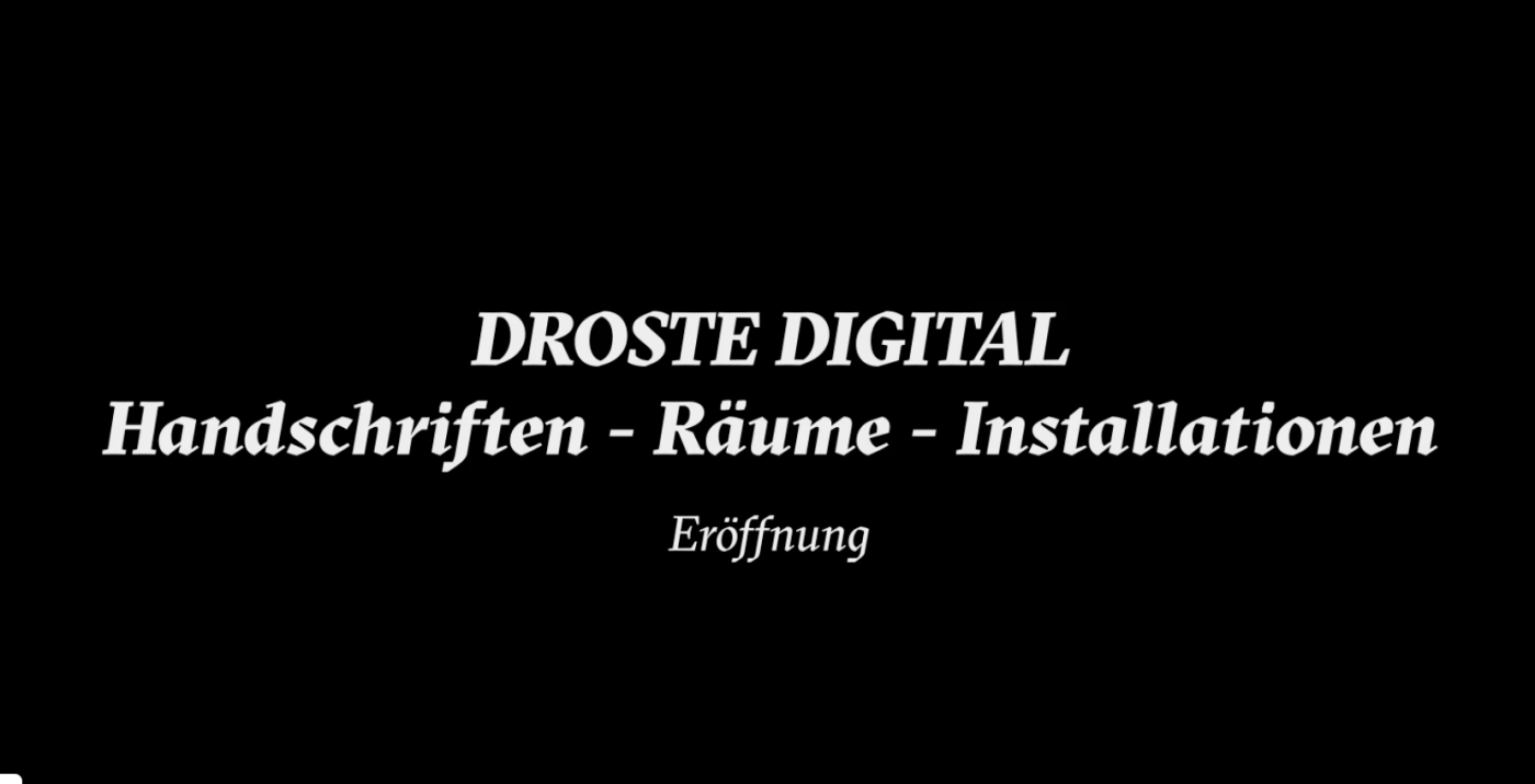 Filmstill des Films zur Er&ouml;ffnung von Droste Digital&laquo; auf Burg H&uuml;lshoff. Schwarzer Hintergrund mit wei&szlig;er Schrift. Darauf geschrieben der Titel der Ausstellung.