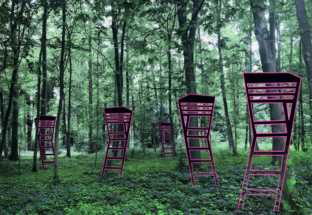 Foto aufgenommen im Wald. Der Boden ist von gr&uuml;nen Pflanzen &uuml;berzogen. In das Foto wurden vier Hochsitze eingezeichnet. Die Zeichnung ist schwarz-pink.